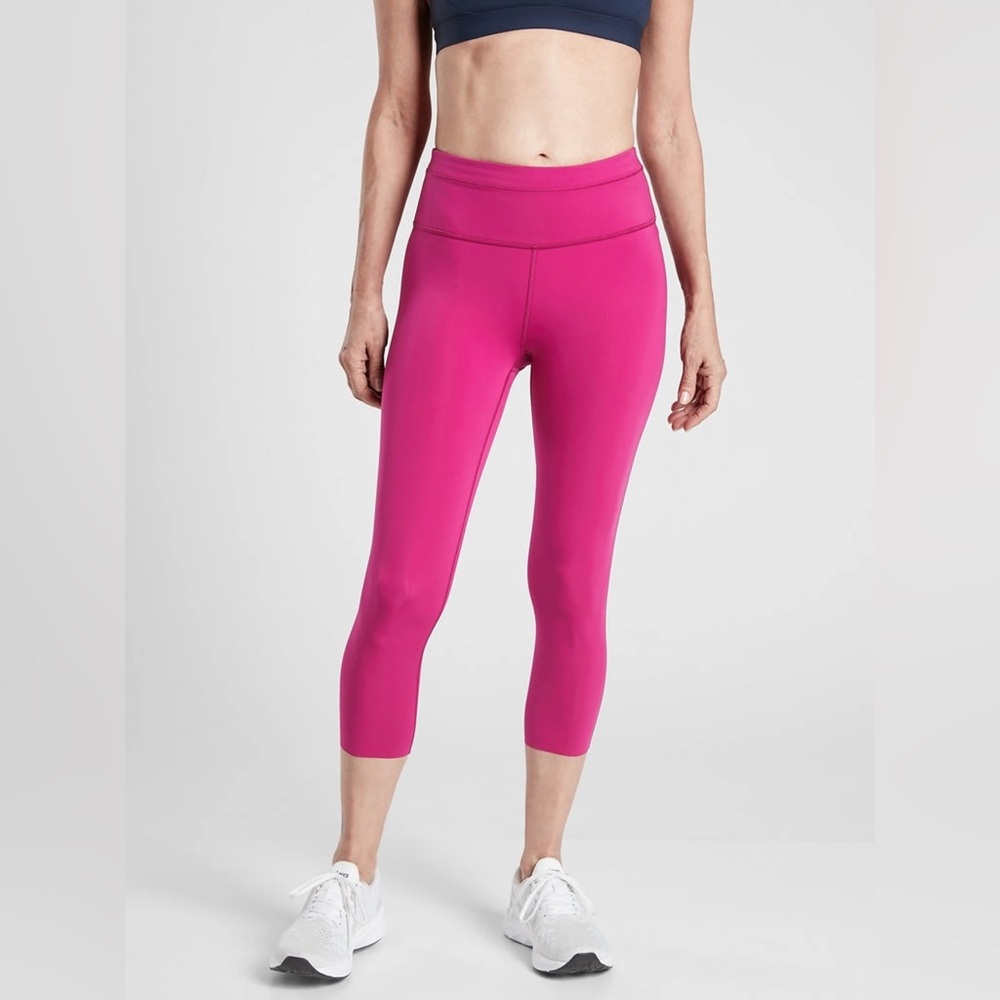 Athleta Accelerate Capri Cropped Leggings in Magenta Pink Size Small